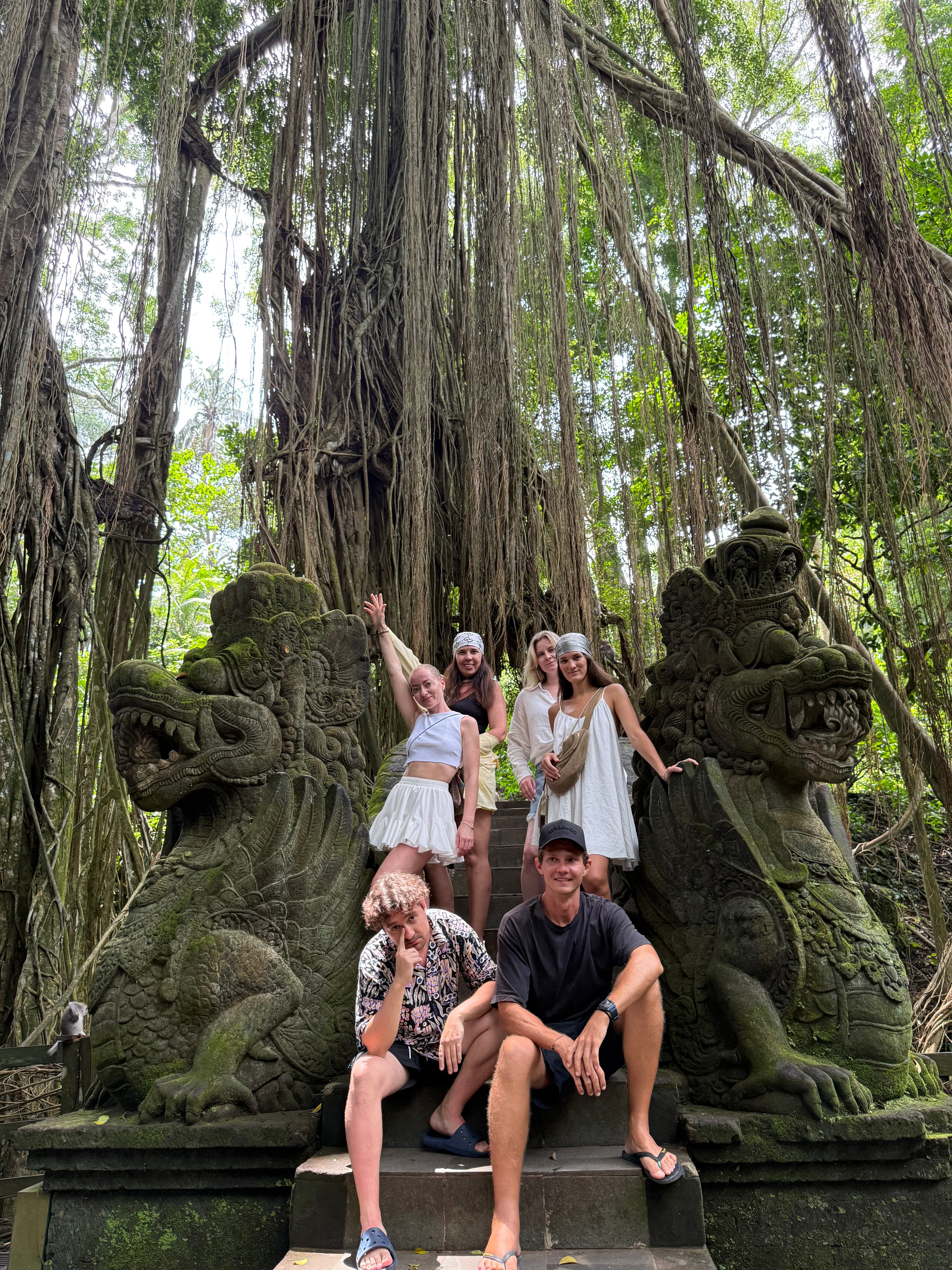 Лес обезьян в Убуде — группа на фоне балийских храмов